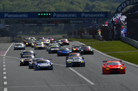 GT300クラスのスタートシーン。予選トップのNo.55 ARTA BMW M6 GT3（写真右）は健闘を見せるも、勝利ならず。
