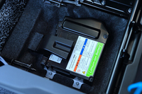 助手席の真下に置かれるリチウムイオンバッテリー。減速時に得られた電力を蓄え、必要時には電装品に用いることで、燃費の向上が図られている。
    