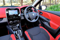 「インテンス」のコックピット。ステアリングホイールが「GT」と同じデザインのものに変更された。