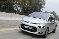 試乗車は「C4ピカソ」が1.6リッター直4ガソリンターボエンジン＋6MTという仕様だった。日本では、5人乗り、7人乗りとも「1.6リッターガソリン＋6ATの右ハンドル」が販売される予定。