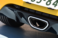 フジツボ製専用チタンマフラーのマフラーエンドは、ノーマルと同様、センターの1本出し。ただし、そのサウンドはアイドリングから別物になっている。