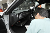 走行データをUSBメモリに回収しているところ。データの取り出し口は、商品になる段階ではグローブボックスに設けられる予定。