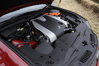 「GS450h」の心臓部。295psのV6エンジンと200psのモーターを組み合わせ、総出力348psを発生する。