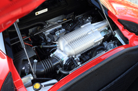 ハロップ社製のスーパーチャージャーを装備した3.5リッターV6エンジンは、350psの最高出力と40.8kgmの最大トルクを発生。
    