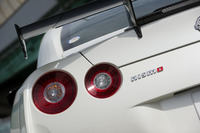 リアバンパーを飾る「nismo」のロゴ。