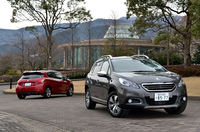 「208」（写真左）をベースに新しく開発されたコンパクトクロスオーバー「2008」（写真右）。フロントマスクには新世代プジョーの特徴であるフローティンググリルが採用される。
    