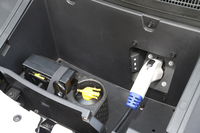 「i3」は200V/15Aの普通充電により、7～8時間でバッテリーのフル充電が可能。フロントボンネットの下に備えられた充電ソケットで行う。
    