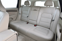 後席の3つのヘッドレストは、ドライバーの後方視界を妨げないよう、収納または折りたたみが可能となっている。（写真をクリックするとシートアレンジが見られます）
    