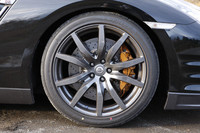 ホイールは、レイズ製のアルミ鍛造20インチ。内側に見える直径390mmのブレーキローターは、日産独自開発のもの。