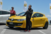 「ルノー・メガーヌR.S.」とルノー・ジャポンの大極 司代表取締役社長（手前）、および「浅間ヒルクライム2014」で同車をドライブした、ラリードライバーの奴田原文雄選手。