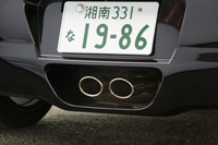 センター2本出しのマフラーはFUJITSUBO製。騒音規制をクリアしつつ優れた排気効率を実現しているという。