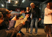 トークショー終了後、駆けよった来場者と握手するロイド氏。