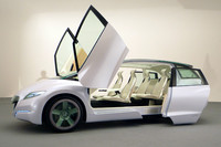 「バンザーイ！」という声が聞こえてきそうな（？）フルオープン状態の「スカイデッキ」。デザインだけでなく、大きな開口部で機能性も狙う。