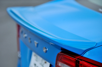 トランクリッドの後端には大型リアスポイラーが装着される。