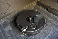 テスト車の荷室床下には、サウンドシステムの構成パーツであるウーファー（写真）が置かれる。
    