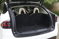 荷室容量は6人乗り仕様の場合、最大2180リッターが確保される（写真は7人乗り仕様）。