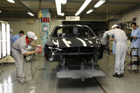 塗膜の平滑性を上げるため、中塗りの後に「水研ぎ」を行う。担当する作業者はA班2名、B班2名の計4名。いずれも5マイクロメートル（0.005mm）の厚みを磨き上げる「匠」の腕の持ち主である。