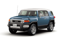 「FJクルーザー“カラーパッケージ”」。ボディーカラーは新色のスモーキーブルー。
    