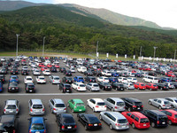 こちらは一般駐車場の様子。いろいろなモデルがごちゃまぜになっていて、これはこれで楽しい。来場者数は過去最大の1万800人、4200台を記録した。