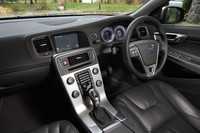 「V60 T4 R-DESIGN」のインテリア。2013年モデルでは「オートライト」と「イルミネーテッド・シフトノブ」を新たに標準装備。