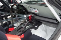 「マツダMX-5」カップ仕様車の室内。内張りをはがしてはいけないルールなので、レース用の特殊な装備と、量産車の内装が混在している。