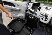 助手席シートアンダーボックスは取っ手が付き、取り外すことも可能。