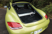 330psを発生する「フラット6」は、運転席とリアの荷室の中間に搭載される。カバーで覆われており、容易にはアクセスできない。