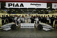 【写真上】スタートの1コーナーにトップで進入するラルフ・ファーマン。ポールからスタートした中央のオレンジ色のマシン、脇坂寿一は出遅れた【写真下】中嶋悟監督率いるPIAA NAKAJIMAチームは、フォーミュラニッポン3度目のチーム総合優勝を決めた