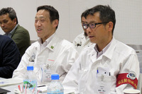 埼玉製作所の鎌田雅之所長（手前）と、同寄居完成車工場の河野丈洋工場長（奥）。寄居工場については低炭素化や自動化などに加え、労働災害をいかに起こさないようにするかについても腐心したという。