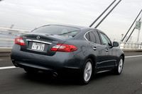 【スペック】250GT：全長×全幅×全高＝4945×1845×1500mm／ホイールベース＝2900mm／車重＝1700kg／駆動方式＝FR／2.5リッターV6DOHC24バルブ（225ps/6400rpm、26.3kgm/4800rpm）／価格＝427万3500円（テスト車＝497万7000円／セーフティシールドパッケージ＝27万3000円／本革パッケージ＋BOSEサラウンドサウンドシステム＝43万500円）