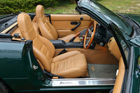 テスト車の「Vスペシャル」は、ロードスターのデビュー1周年を記念して設定された特別仕様車。ネオグリーン（濃緑）のボディーカラーやタンカラーの本革シート、ナルディのウッドステアリングなどが特徴だった。