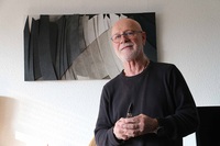 自らのぺーパークラフト作品の前で。