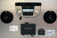 ケンウッドのブースでは、レクサスの純正オーディオにiPodや携帯電話などを接続するためのインターフェースを展示。