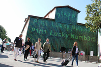 
	ピッティ・イマージネ・ウオモの会場となったバッソ城塞（じょうさい）のエントランス。今回は第90回ということで「ピッティ・ラッキーナンバーズ」というテーマが掲げられた。
	