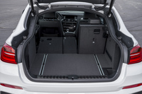 「X4 M40i」のラゲッジルーム。バックドアには、電動の開閉機構が備わる。