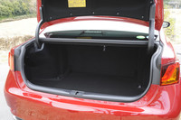 荷室の容量は、ガソリンエンジン車のおよそ15％減となる482リッター。後席を倒してのトランクスルー機構は用意されない。