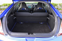 荷室の機能はベース車両と変わらず。後席背もたれを前方に倒すことで、その容量を拡大できる。ブルーのトリムを持つマットは、1万4700円のディーラーオプション。