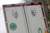 写真1：ピオ神父のデカールを2つも貼ったトラック。