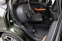 後席には「フィット」で好評のチップアップ＆ダイブダウン機構を採用する。