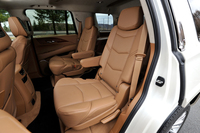 電動格納機構を備えた2列目キャプテンシート。格納はタンブルフォールディング式だが、電動で動かせるのは背もたれを倒す作業のみで、座席を前方に跳ね上げる作業や、たたんだ座席を元に戻す作業は、いずれも手動となる。
    