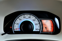 シンプルを旨とする「アルト」はメーターのデザインもシンプル。ヘッドランプのデザインと関連性を持たせているとのこと。
    