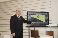 「BOSEメディアシステム」について説明をする、BOSEオートモーティブのエクゼクティブディレクター、マイク・ローゼン氏。