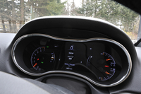 マイナーチェンジを機に新デザインとされたメーターパネル。中央の7インチTFTフルカラースクリーンで車両情報が確認できる。
    