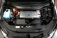 前輪を駆動する交流同期型モーター。最高出力154ps（113kW）、最大トルク34.2kgm（335Nm）を発生する。
    