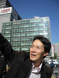 本文と関係ないが、旧大和証券本店は映画『日本一のゴマすり男』などのロケ地としても使われた。植木等の気分で気合を入れる筆者。2007年撮影。