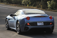 トランク上には、風洞実験に基いてデザインされたという、控え目な（？）リアスポイラーが備わる。ちなみに、クローズド状態でのCd値は0.32。