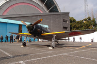 観客の前に姿を現わしたゼロ戦。この機体は61-120号機で、日ごろはアメリカ・カリフォルニア州で展示されている。今回、特別展示のため17年ぶりに“里帰り”した。