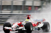 トヨタの2台は、予選6位のラルフ・シューマッハー（写真）、同8位のヤルノ・トゥルーリともにスタートで順位を落とし、12位、14位からレースを開始。なんとか2台揃ってポイント獲得を目指したが、残り5周でトゥルーリにエンジントラブルが発生。結果、ラルフが6位でゴールし、チームは5戦連続ポイント獲得となった。（写真＝Toyota）