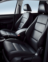 「TSIハイライン」にオプション設定されるレザーシート。