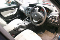 「BMW120iスタイル」のインテリア。本革シートはオプション。